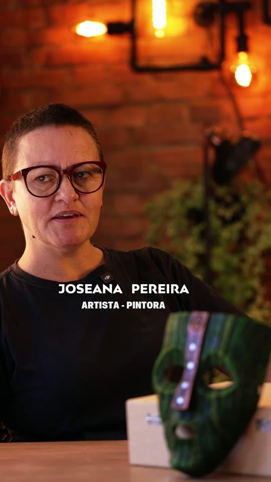 Aluno com a máscara pintada