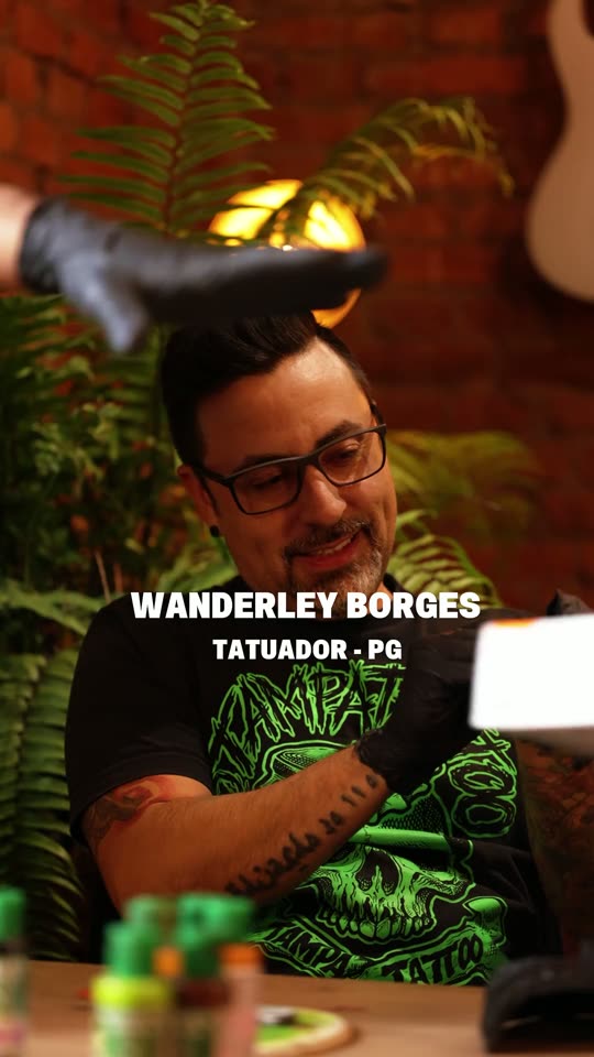 Aluno com a máscara pintada