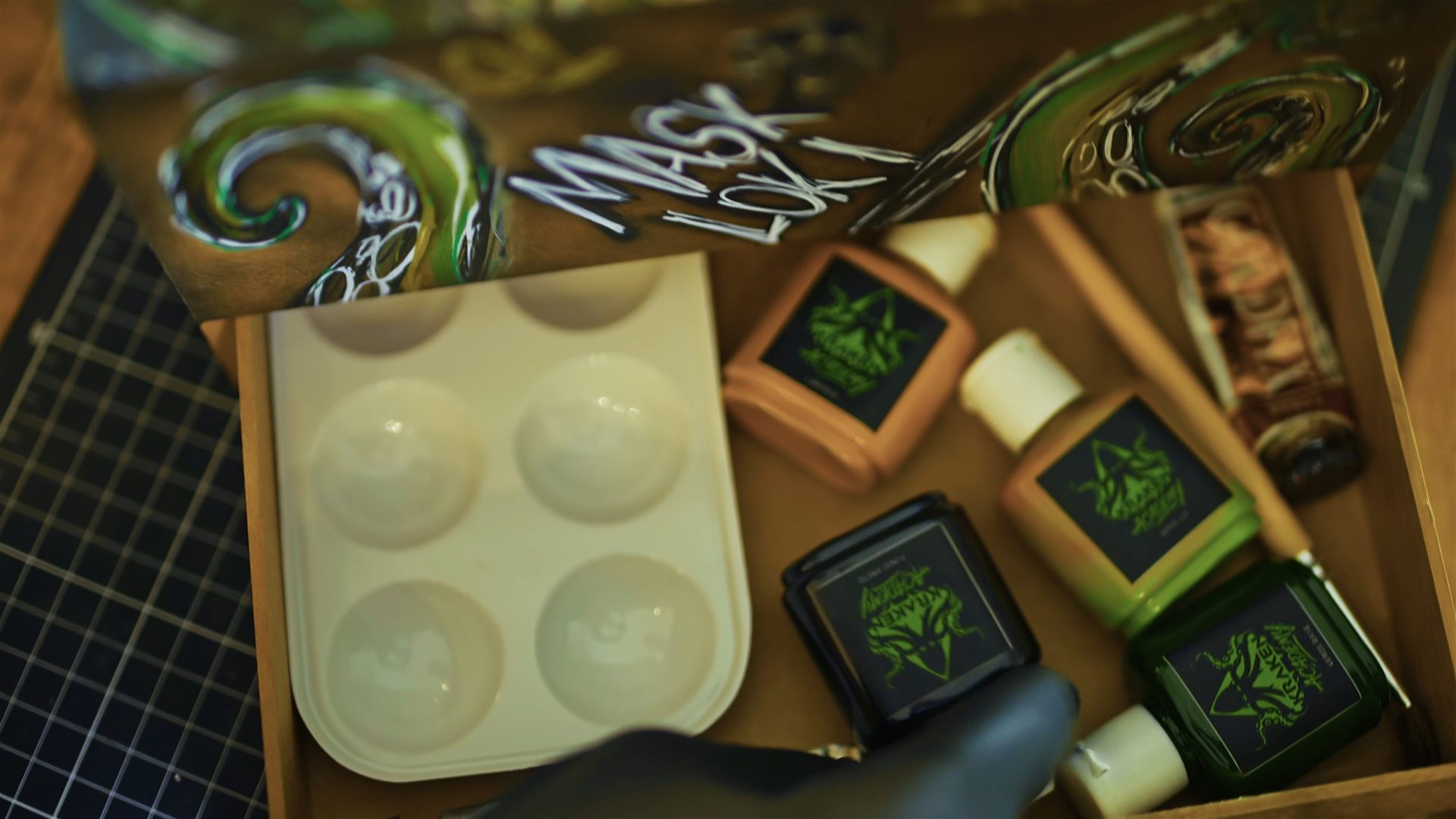 Gaveta do kit aberta com as tintas Kraken Academy, paleta e pincéis